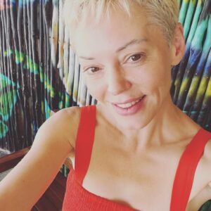Rose McGowan Instagram - Pearl/Perlita and I tried living in a city for the last two  months. Our spirits were dying. Pearl/Perlita has run free on the beach & jungle her entire life. I had to return her to her happy place. I could not stand to see her so sad. Today we have returned. For two months I tried to find a place to belong, a place to call home. Nothing fit. When you come from many places you are rootless, without a home or culture to call your own. This is both good and bad. To be a part of no memories, no ties, no bonds to people or home. I used to relate to the astronaut floating above the earth, on her own in the vast darkness and quiet of space. But then I realized I always saw the astronaut from above and it was then that I realized I am the universe. We are the universe. 🇲🇽🪐 Pearl / Perlita y yo hemos intentado vivir en una ciudad durante los últimos dos meses.  Nuestros espíritus estaban muriendo.  Pearl / Perlita ha corrido libre en la playa y en la jungla toda su vida.  Tuve que devolverla a su feliz lugar.  No podía soportar verla tan triste.  Hoy hemos vuelto.  Durante dos meses traté de encontrar un lugar al que pertenecer, un lugar al que llamar hogar.  Nada encajaba.  Cuando vienes de muchos lugares, estás desarraigado, sin un hogar ni una cultura que puedas llamar tuya.  Esto es bueno y malo.  Formar parte de sin recuerdos, sin ataduras, sin ataduras con las personas ni con el hogar.  Solía ​​asociarme con el astronauta flotando sobre la tierra, solo con ella en la vasta oscuridad y tranquilidad del espacio.  Pero luego me di cuenta de que siempre veía al astronauta desde arriba y fue entonces cuando me di cuenta de que yo soy el universo.  Somos el universo.