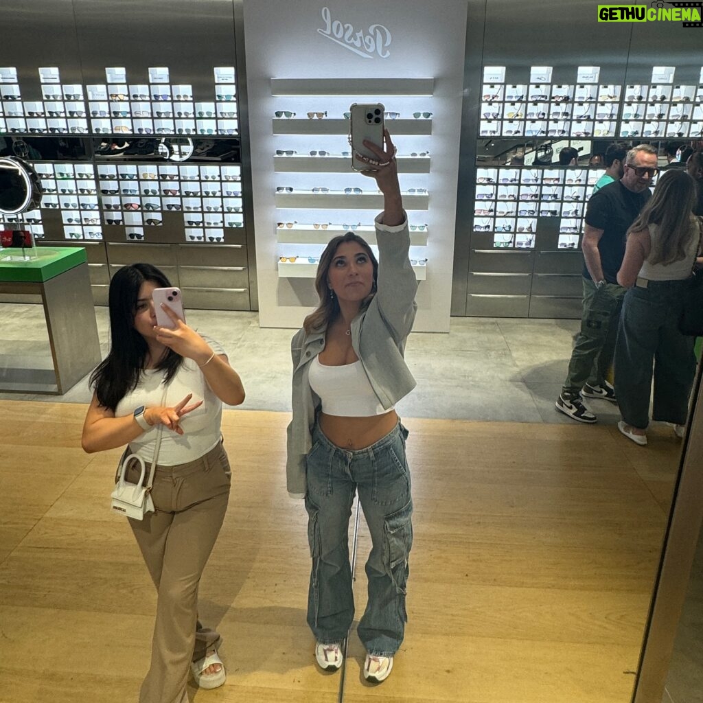 Rosie McClelland Instagram - A day in our life’s @theofficialselfridges with my day 1 @therealsophiagrace 💕 Watch our full vlog on YouTube now (link in bio) #shopping
