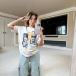 Rosie McClelland Instagram - “I like that I’m not typical” 🤍 If the jeans don’t fit find some ribbon 🤍🎀 Check out my latest TikTok for bow tutorial (link in bio)