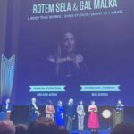 Rotem Sela Instagram - כששמעתי שמתחילים בקשת לעבוד על "גוף שלישי" התקשרתי לקרני זיו מנהלת הדרמות וביקשתי ממנה שתשקול אותי לתפקיד של אלי. אמרתי לה שקראתי את התסריט ואני מרגישה שאדע מה לעשות עם התפקיד. וקרני, שאני כל כך אוהבת ומעריכה אמרה מיד - את תצטרכי להילחם עליו רותם, כמו כולן. בפגישה הראשונה שלי עם שי קפון הבמאי, הוא ניסה בעדינות האופיינית לו להסביר לי שהוא נפגש איתי מתוך נימוס אבל שהוא לא מצליח לראות איך אהיה אלי. אתן כל כך שונות הוא אמר לי- את כל כך בטוחה בעצמך ואלי כל כך שברירית. לא אותך דמיינתי לתפקיד. ואני, ששמעתי כבר כל כך הרבה פעמים כמה אני לא, כי הפרסום וכי הזוהר וכי אלף סיבות, ידעתי שזה לא יהיה פשוט אבל אני לא אוותר. תן לי לעשות אודישן, תן לי להראות לך והוא הסכים. עשיתי אודישן ועוד אודישן ועוד אחד... עד שהוא ראה את אלי והשתכנע. תמיד אומרים לי- זה נראה שהכל בא לך בקלות אבל האמת היא שונה. הרבה פעמים דברים שנראים כיתרון הם בעצם חיסרון והדרך היא מורכבת. חזרתי מהפסטיבל ביום רביעי בלילה אחרי שהצגנו שם את הסדרה ובחמישי קיבלתי טלפון- את צריכה לחזור. הייתי אחרי יום צילום ארוך, אחרי שלא ראיתי את הילדים שלי כבר יותר מדי זמן כמו שצריך והדבר הראשון שעשיתי היה לבכות ולא משמחה. הייתי מותשת. אבל אז הגיע הרגע הזה שם על הבמה בצרפת שקראו בשם שלי ולשנייה אחת בין כל העייפות והגעגועים נזכרתי בשי הבמאי שאמר לי שאני לא מתאימה ובקרני שאמרה לי שאצטרך להילחם על התפקיד עם כל כך הרבה שחקניות מוכשרות אחרות ובכל השעות הארוכות שלמדתי טקסטים והלכתי לשיעורי משחק וניתחתי את אלי וחשבתי על כל ניואנס של האישה הזו ובלילות ניסיתי להבין מי היא ואיך היא מרגישה, ולקחתי נשימה ארוכה והחלטתי להנות מהרגע הזה. אבל באמת. להנות מההכרה, להנות מזה ששופטים שאין להם מושג מי אני חשבו שכנראה עשיתי משהו טוב והחליטו להעניק לי את פרס השחקנית הטובה ביותר. נכון, בסוף היום זה רק פרס, אבל בשבילי זה היה עוד איתות לזה שהעבודה הקשה והדרך הארוכה משתלמות. וגם להזכיר לעצמי ואולי גם לכם ש"לא" זו אף פעם לא תשובה מתקבלת. @keshet12 @eranpesach