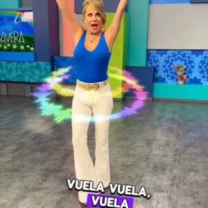 Roxana Castellanos Instagram - Canta conmigo, comenta qué sigue en la canción 🎤 🎶 Solo déjate llevar... _______, _________🎶