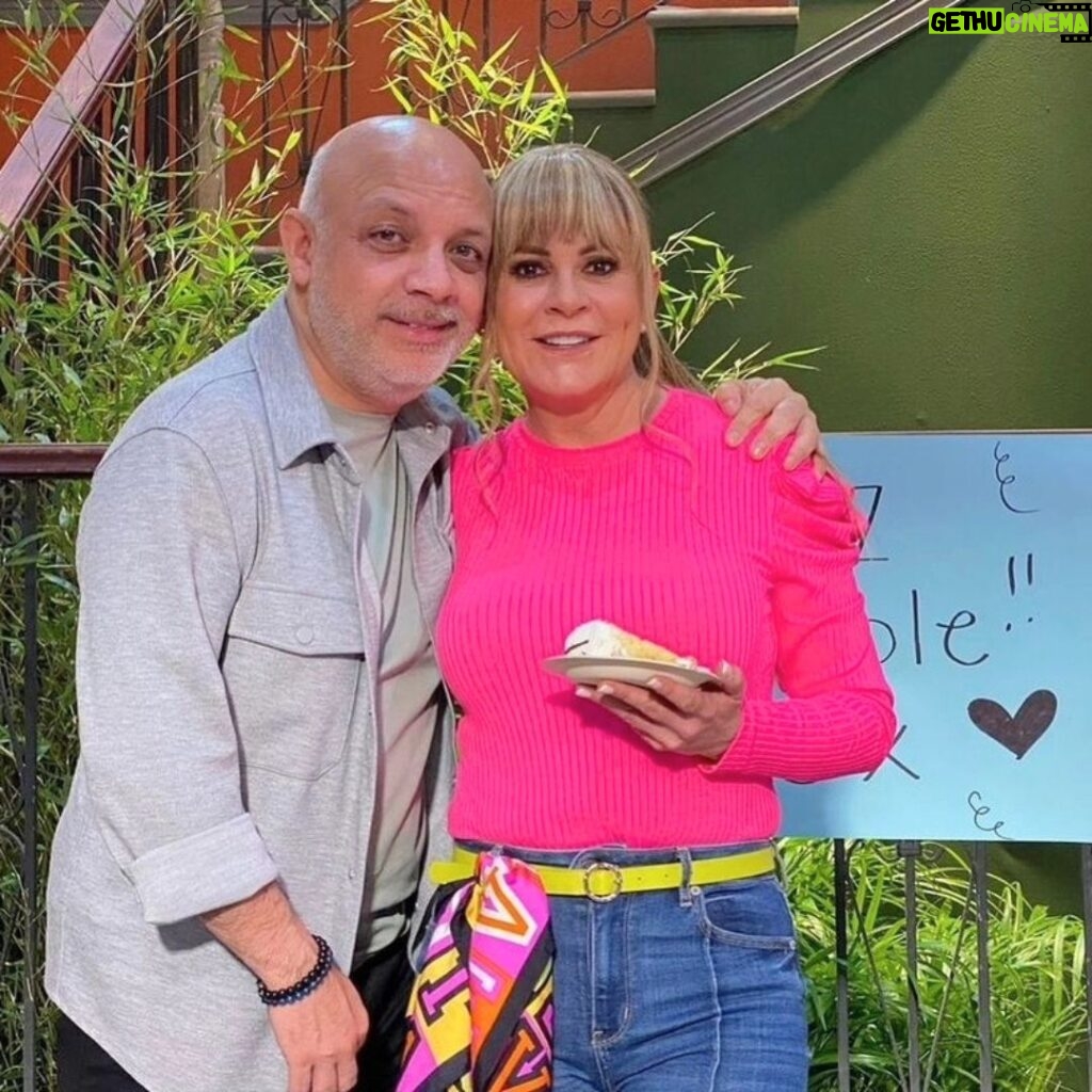 Roxana Castellanos Instagram - ¡Mi querido ELI! Gracias por mi pre cumple 🥰, contigo hice mi primera novela #LaMentira y hace 18 años me llamaste para que fuera Vanesita en #Vecinos @vecinosoficial ¡Te admiro y te quiero mucho! @eliassolorio