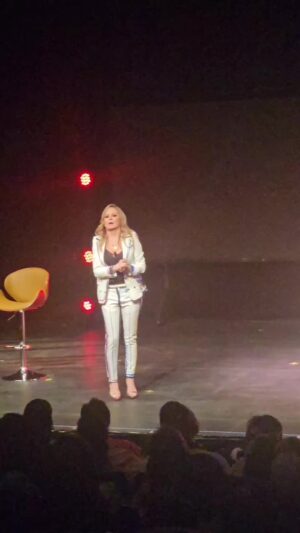 Roxana Castellanos Instagram - Ay pobrecita, se caso con un pende... 😅

Vengan a @telondeasfalto a reír , divertirse y tomarse fotos conmigo. ¡Me encanta verlos! ❤️

Funciones viernes, sábados y domingos de #CómoEvitarEnamorarseDeUnPendejo 

Boletos en la bio de @EvitarPendejos