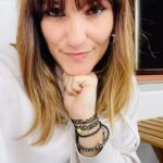 Rozalén Instagram - 👉🏻 Como bien dice Rozalén, reserva ya en la tienda oficial de Sony Music Spain su nuevo álbum en CD o Vinilo set 13 postales encuentro y podrás estar en la escucha exclusiva de “El Abrazo” con ella, en las oficinas de Sony Music Spain, pero ojo, Ultimas Unidades Disponibles. . . Abrazo es de las palabras que más se repite en todas las canciones del nuevo disco de Rozalén. Es la muestra de afecto y cariño por excelencia. A la vez es sencillo y universal, sin fuegos artificiales… Idóneo para el disco más emotivo que ha hecho la artista hasta el momento. Donde ha sentido la necesidad de aferrarse a lo simple, que es al final lo más importante. El que más habla de emociones tan vitales como los diferentes amores y duelos. Alegría y nostalgia. Abrazos y duelos. . . 🔥🔥Unos poquitos afortunados viviremos una experiencia inolvidable, ¿te vienes?. . . 👉🏻Resérvalo sólo en SMFSTORE, la tienda de Sony Music Spain (link en la bio) . . @rozalenmusic @rozalenargoficial @club_de_fans_oficial_rozalen @club_fans_rozalen @80_veces_con_rozalen @c_f_rozalen @rozalen_barcelona @ole_rozalen @rozalen_cf_music @rozalen_fan.love @frases_de_rozalen @rozalen.club_fans @fans._rozalen @rozalenclubfans @rozalenasturias @fans_de_rozalen @rozalen @rozalenmusic @sonymusicspain