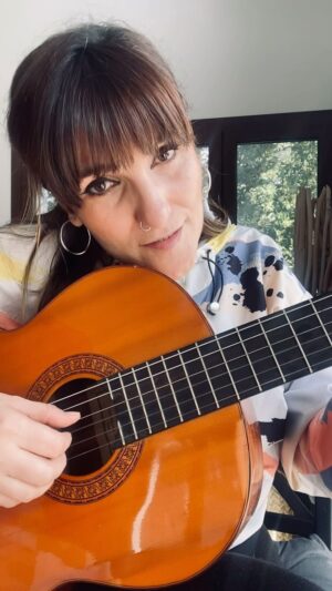 Rozalén Instagram - “Será mejor” ❣️
Cuánto tiempo sin cantarla… 

#SeráMejor #Rozalén #GuitarraYVoz #Acústico