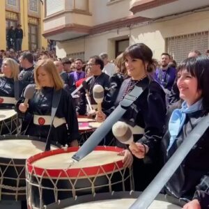 Rozalén Instagram - La ROMPIDA de L’Alcora 💞😭
Esto hay que vivirlo.
Aún me vibra fuerte el pecho. 
Qué honor que nos hagáis partícipes de una tradición tan emocionante… 
En julio os devolveremos todo este Amor 🥺🙏

#Rompida #Tambor #SemanaSanta #Tradición