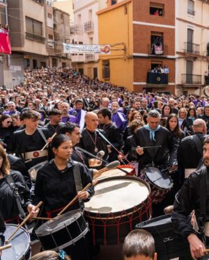 Rozalén Instagram - La ROMPIDA de L’Alcora 💞😭
Esto hay que vivirlo.
Aún me vibra fuerte el pecho. 
Qué honor que nos hagáis partícipes de una tradición tan emocionante… 
En julio os devolveremos todo este Amor 🥺🙏

#Rompida #Tambor #SemanaSanta #Tradición
