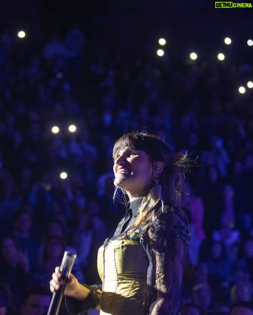 Rozalén Instagram - Nos cuentan que un meteorito cruzó el cielo estrellado cuando terminaba nuestra canción ‘Ceniza’. 🥺💞 Ese fue el nivel de magia en todos los sentidos… Simbólico que “El Abrazo” arranque en este maravilloso anfiteatro de Medellín, uno de los escenarios ancestrales que más abraza a sus artistas. En nuestra tierra hermana Extremadura, de la que me enamoro más y más y más. Volví a recordar por qué me siento tan feliz cuando os canto. Volvimos a reencontrarnos. Y todo salió de lujo. Yo creo que nos vais a dar suerte 😉 Cómo os echaba de menos diossssssssss!! GRACIAS por el mejor comienzo que podríamos tener 🙏 📸 @dowylo @emotional_events