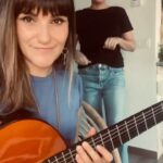 Rozalén Instagram - LLÉVAME 💞 “Llévame de nuevo hasta el Edén, donde yo pueda ser yo me mantengan la mirada y nos queramos sin temor. Llévame de nuevo hasta el Edén, donde tú puedas ser tú, no haya rastro de violencias y nadie apague tu luz…” Esta canción nació en el Cauca, en la costa pacífica de Colombia, visitando con @entreculturas proyectos relacionados con la PAZ… Observo el mundo. El nivel de violencia de estos días es insoportable. Esto no para 😞 Os mando mucho mucho amor. Las maravillosas manos de @beatrizromerols interpretando en #LenguaDeSignosEspañola Guitarrón 🙌 @ramirez_guitars #Rozalén #GuitarraYVoz