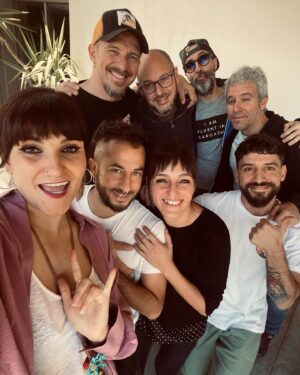 Rozalén Instagram - YA estamos TODOS junticoooooooosssss 🔥❤️🔥
Llevamos días ensayando para daros gloria y celebrando que ESTAMOS ENTRE LOS 5 DISCOS Y VINILOS MÁS VENDIDOS DEL PAÍS!!!!!!!! Y el disco físico más vendido!!!! 
Gracias gracias gracias gracias gracias 🙏😭

#Rozalén #ElAbrazo
