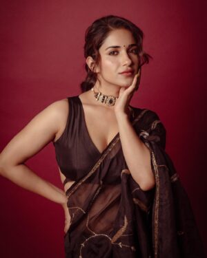 Ruhani Sharma Instagram - 🍩 
.
.
.
.
📸 @puchi.photography 
MUA @makeuphairbyrahul 
Saree @raw_mango 
Jewellery @the_jewel_gallery
Styling @manogna_gollapudi
Assisted by @sai_mad_max1