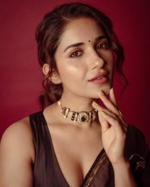 Ruhani Sharma Instagram - 🍩 
.
.
.
.
📸 @puchi.photography 
MUA @makeuphairbyrahul 
Saree @raw_mango 
Jewellery @the_jewel_gallery
Styling @manogna_gollapudi
Assisted by @sai_mad_max1