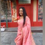 Rupali Ganguly Instagram - Jumping on to the trend bandwagon in my Gulaabi Saadi 💖The Marathi in me had to do this one 💃 #sunday #reelitfeelit #rupaliganguly #lategram #gulaabisaadi #instagood #jaimatadi #jaimahakaal Thank u @bhosalelatika