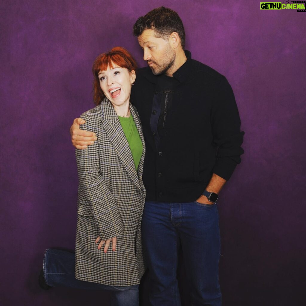 Ruth Connell Instagram - Went all out on photo ops this con - managed to get a @thecwwinchesters one!!!! Woot! Not to mention the rest….😉 Thank you @chrisschmelke for indulging me beyond ridiculousness and @creationent for the weekend’s LOVE 💚#spnatl #spnfamily
