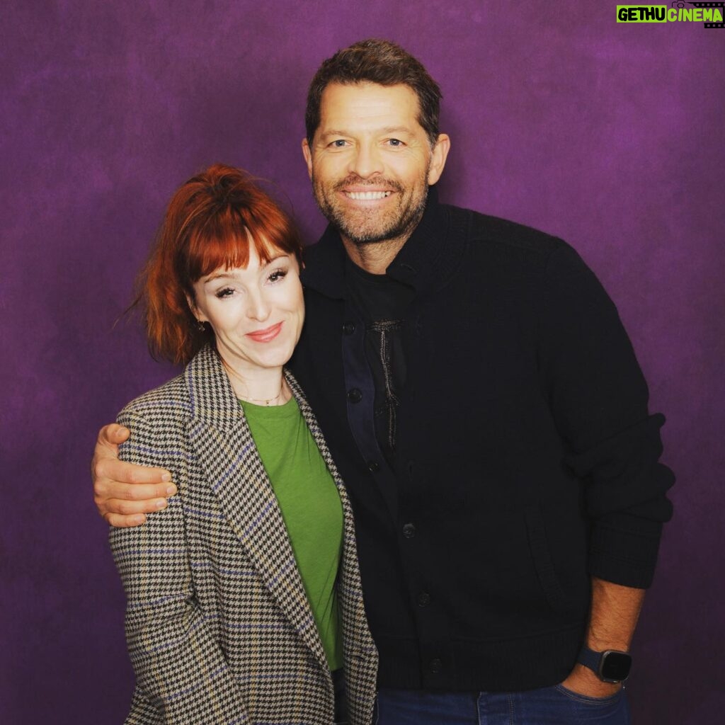 Ruth Connell Instagram - Went all out on photo ops this con - managed to get a @thecwwinchesters one!!!! Woot! Not to mention the rest….😉 Thank you @chrisschmelke for indulging me beyond ridiculousness and @creationent for the weekend’s LOVE 💚#spnatl #spnfamily