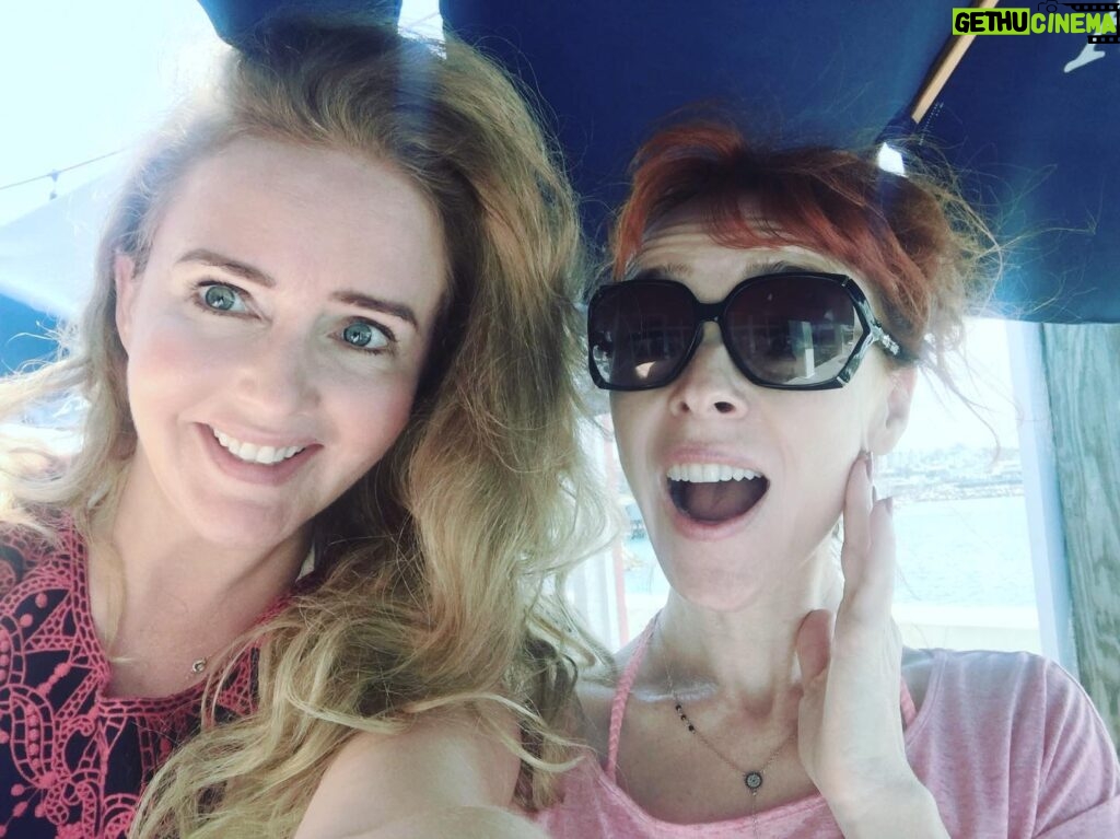 Ruth Connell Instagram - Tbt that time I had snorkeled too much and insisted we get a cab home - off of a tiny Island in Mexico…..Luckily @lovesiobhan understood that what we needed was a BOAT 🙌🏻❤️😂
