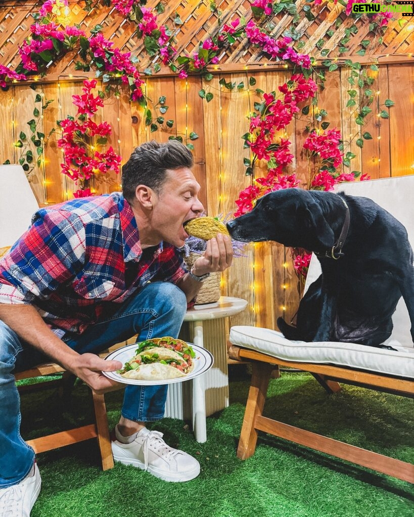 Ryan Seacrest Instagram - Obviously, our pre-#IDOL meal is TACOS 🌮 What’re you having? Come celebrate #CincoDeMayo with #AmericanIdol at 8e/5p #georgia #tacos #taco #mexicanfood