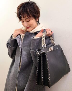 Ryoko Yonekura Instagram - 時代を問わず愛されているFENDIのアイコンバッグ「Peekaboo」の
新作カプセルコレクションが登場しました！
アイコニックなステッチとパイソンレザーのハンドルが素敵😘

Enjoy the new capsule collection of the timeless FENDI iconic bag, The Peekaboo! Embellished with hand stitching and python leather handle – ooh, irresistible😘

@fendi @mrkimjones @silviaventurinifendi @delfinadelettrez
#fendi #FendiPeekaboo #fendiofficial