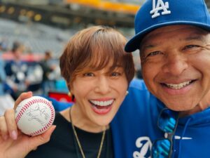 Ryoko Yonekura Instagram - サンディエゴ、パトこパークにてパドレス対ドジャース戦を観戦しました！
今でもWBCでの日本の選手活躍の感動が忘れられません！
今回、選手達の息が声が届くようなお席からこの目で直接観戦でき、そのエネルギーに大興奮！
野球ってこんなに面白かったんだと！
球場では、日本のパイオニアのでもある野茂選手に昔サインをいただいたことをお話したら元ドジャースで野茂選手と一緒に活躍されていた元キャッチャーのカルロス•ヘルナンデスさん、ホセ•ビスカイーノさん 2人とお話しさせていただきスペイン語で盛り上がれたことをとっても嬉しく思います！勉強になったー！
貴重なお時間をありがとうございました！
その後訪れたドジャーススタジアムでは野茂選手の映像が！
野茂選手のサイン⚾️と一緒に飾ります！
⁡
また、ドジャースのロバーツ監督も気さくにお話させていただきお人柄に感動。
⁡
⁡
とはいえ私の英語力が…本当に向上しない…🥲
⁡
#Carlos Hernandez. 
#José Luis Vizcaíno
#Dave Roberts
#PetocoPark
@padres 
@losdodgers