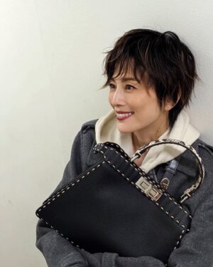Ryoko Yonekura Instagram - 時代を問わず愛されているFENDIのアイコンバッグ「Peekaboo」の
新作カプセルコレクションが登場しました！
アイコニックなステッチとパイソンレザーのハンドルが素敵😘

Enjoy the new capsule collection of the timeless FENDI iconic bag, The Peekaboo! Embellished with hand stitching and python leather handle – ooh, irresistible😘

@fendi @mrkimjones @silviaventurinifendi @delfinadelettrez
#fendi #FendiPeekaboo #fendiofficial