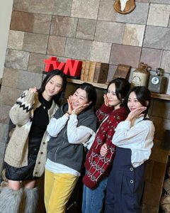 Ryu Hye-young Instagram - . 파리🗼🤎 텐트밖은유럽 남프랑스 사랑해주셔서 감사합니다 🙇🏻‍♀️ #tvn #텐트밖은유럽남프랑스