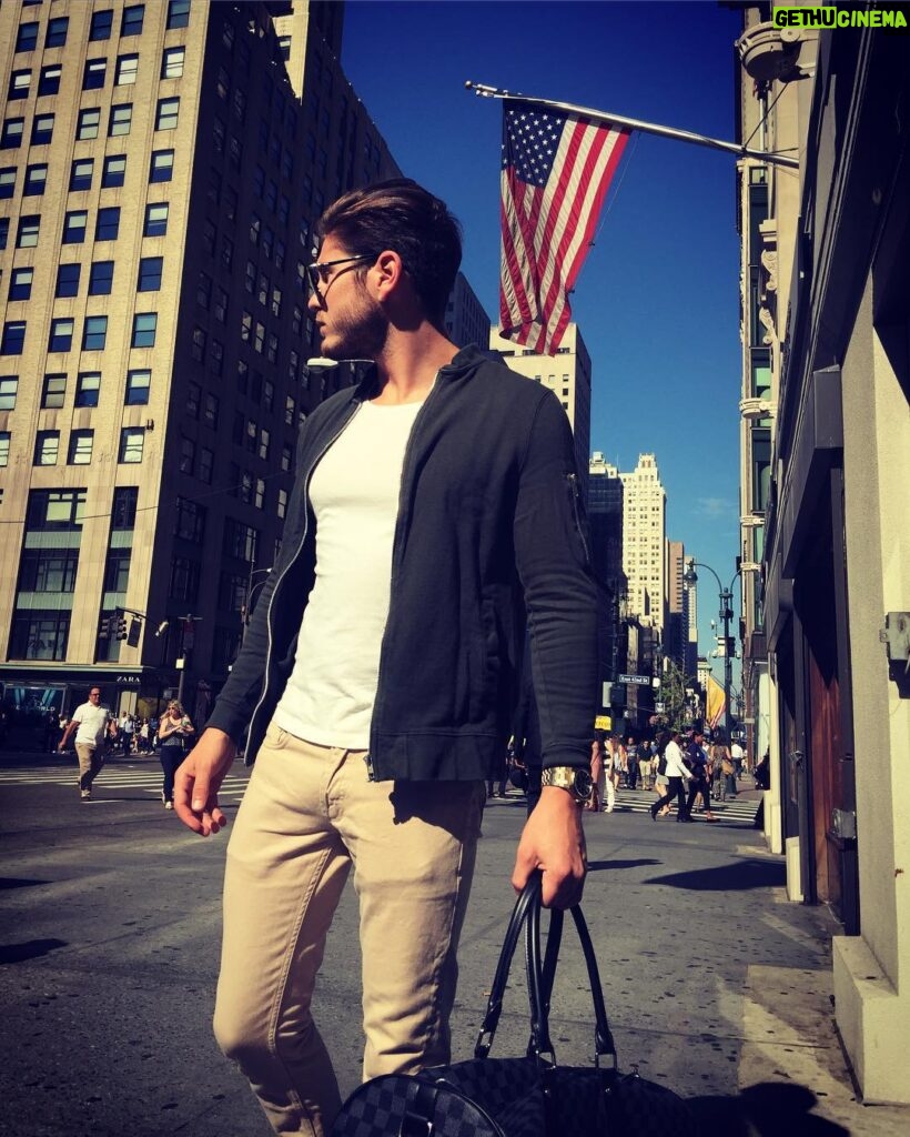 Sébastien Dubois Instagram - City life 🍎 #newyork