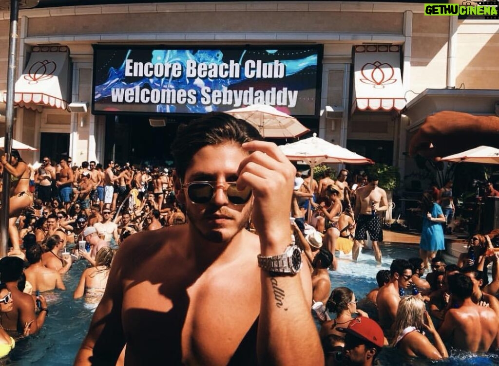 Sébastien Dubois Instagram - Vous êtes de quelle origine?☀️ #lasvegas #encorebeachclub #wynnlasvegas #poolparty