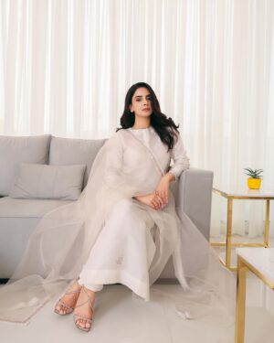 Saba Qamar Zaman Instagram - How’s your eid going everyone? ☺️🫣🎶 

#meethieid🌙