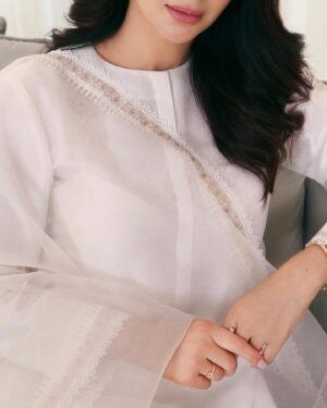 Saba Qamar Zaman Instagram - How’s your eid going everyone? ☺️🫣🎶 

#meethieid🌙