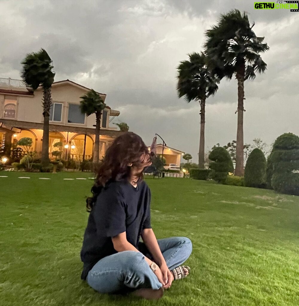 Saba Qamar Zaman Instagram - Tu hai mujh mein samaaya kahaan leke mujhe aaya Main hoon tujh mein samaaya tere peeche chala aaya Tera hi main ik saaya tune mujhko banaya Main toh jag ko naa bhaaya Tune gale se lagaya haan phir tu hi hai khudaya Sacch tu hi hai khudaya aa Kun faaya kun kun faaya kun faaya kun faaya kun faaya kun faaya kun 😌