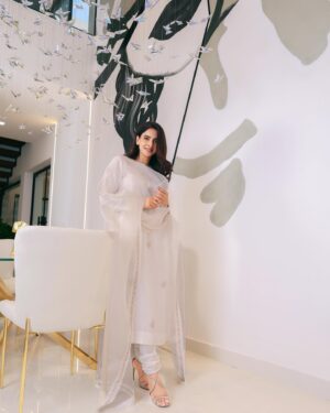 Saba Qamar Zaman Instagram - How’s your eid going everyone? ☺️🫣🎶 

#meethieid🌙