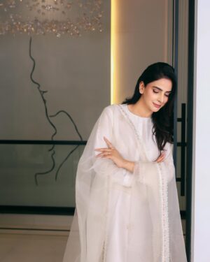 Saba Qamar Zaman Instagram - How’s your eid going everyone? ☺️🫣🎶 

#meethieid🌙