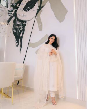 Saba Qamar Zaman Instagram - How’s your eid going everyone? ☺️🫣🎶 

#meethieid🌙