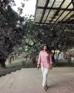 Sabnam Faria Instagram - When you convince your girls to “go to a park & instead of buying ১০ টাকার বাদাম you buy some overpriced book & drink fancy coffee” just to go with the trend ! 

#dhakalife 
#dhakadiaries
