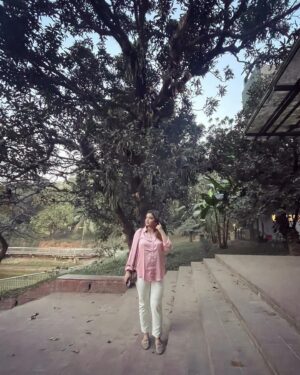 Sabnam Faria Instagram - When you convince your girls to “go to a park & instead of buying ১০ টাকার বাদাম you buy some overpriced book & drink fancy coffee” just to go with the trend ! 

#dhakalife 
#dhakadiaries