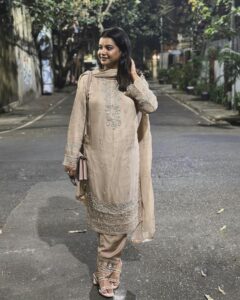 Sabnam Faria Instagram - ব্যক্তিগত আলোকচিত্র গ্রহণকারীর অভাবে রাত পর্যন্ত অপেক্ষা করতে হলো একটি ঈদের বিশেষ আলোকচিত্র সামাজিক যোগাযোগ মাধ্যমে দেয়ার জন্য! দোয়া করবেন পরের ঈদে যাতে ব্যক্তিগত একজন আলোকচিত্র গ্রহণকারীর ব্যবস্থা হয়ে যায় ! সবাইকে ঈদের শুভেচ্ছা … 📸: Sara