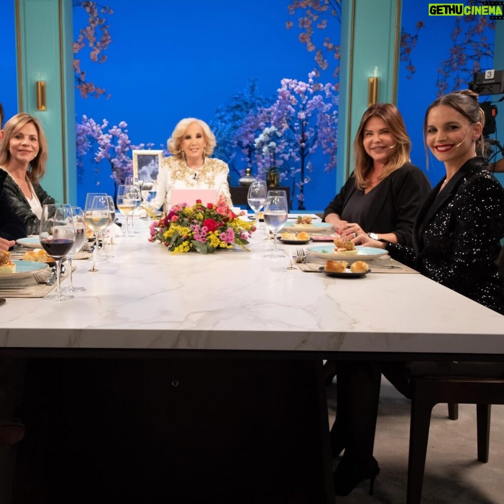 Sabrina Garciarena Instagram - Siempre generosa conmigo 🤍@mirthalegrand @lamesazarg @eltrecetv Gracias por recibirme en tu casa y contar sobre mi nuevo proyecto que me tiene feliz @pequenosgrandesmomentosok @valenberger @daliaelnecave @juanmillozzi Lunes y Martes 20.30 en el @multiteatro 🤍 Gracias a mi equipo ST @carolinamaxwell ❤️ D @mariagorof @mergorof ❤️ 💎 @simonetta.orsini SH @rickysarkany ❤️ H @zacariasguedes ❤️ Makeup @juicymakeup ❤️ Ellos son talentosos pero además buenas personas gracias por dejarme bella 🥰