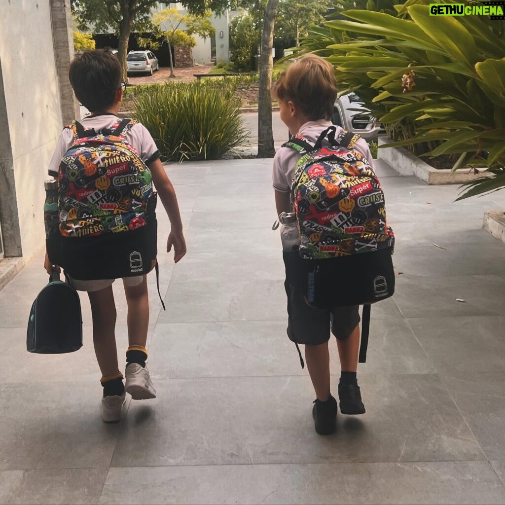 Sabrina Garciarena Instagram - Los amo ❤️ Feliz comienzo de clases ! Leon ya en 5 grado y Beltrán en 2 grado 🎒 Mis niños están tan grandes, me hacen feliz😁, me hacen enojar 😬 y siempre estar con ellos es mi mejor plan . 💘 @moovingarg 📍