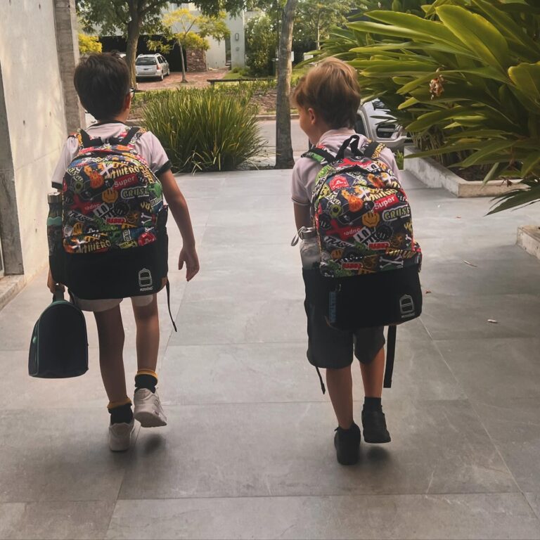 Sabrina Garciarena Instagram - Los amo ❤️ Feliz comienzo de clases ! Leon ya en 5 grado y Beltrán en 2 grado 🎒 Mis niños están tan grandes, me hacen feliz😁, me hacen enojar 😬 y siempre estar con ellos es mi mejor plan . 💘 @moovingarg 📍