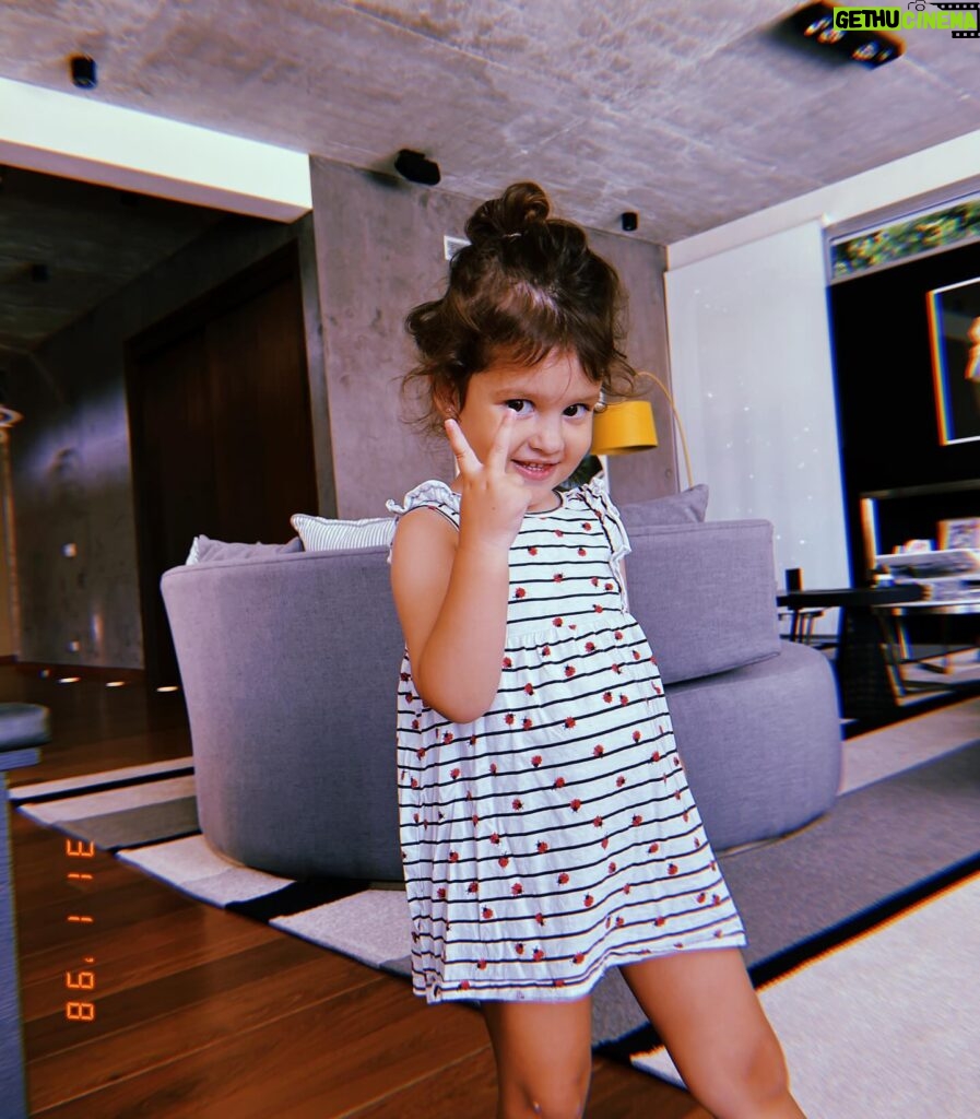 Sabrina Garciarena Instagram - La princesa de la casa 💘💞 3 años de Amor 👧🏻 @miapaoloski