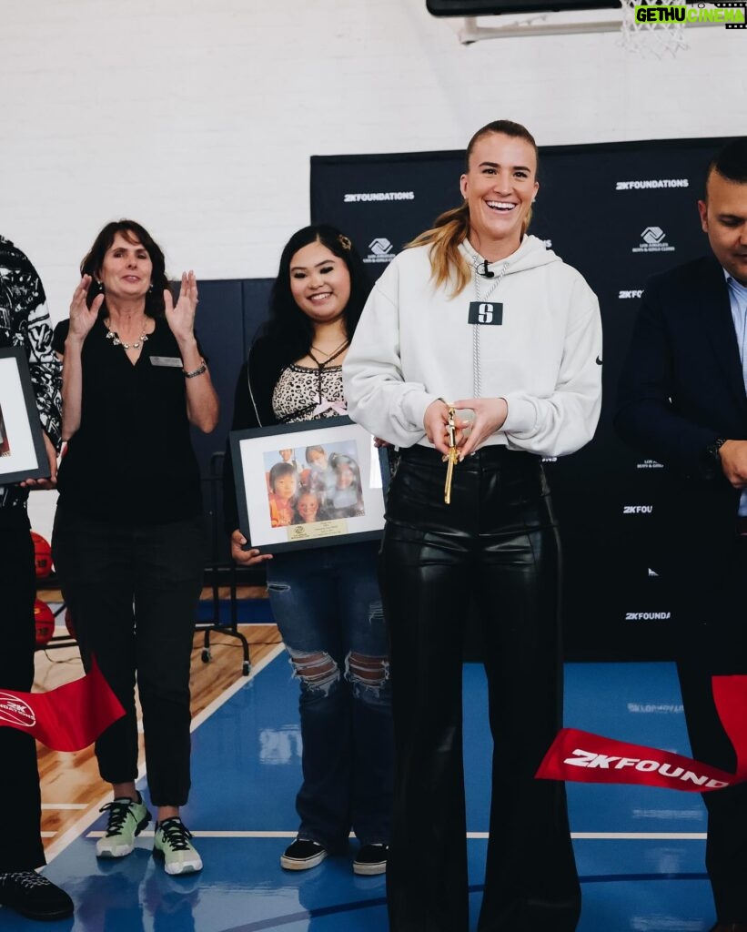 Sabrina Ionescu Instagram - Opening the doors to a refreshed space for the next generation of hoopers 🙌 A big thank you to @sabrina_i, @si20foundation, @slam & #2KF for continuing to grow youth basketball 🏀