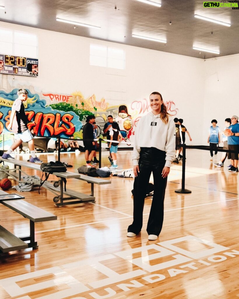 Sabrina Ionescu Instagram - Opening the doors to a refreshed space for the next generation of hoopers 🙌 A big thank you to @sabrina_i, @si20foundation, @slam & #2KF for continuing to grow youth basketball 🏀