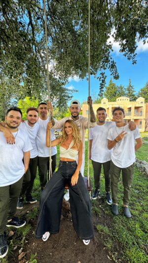 Sabrina Rojas Instagram - Un poco de back de NO PUEDO FINGIRLO🎵
 Temón de @ulisesbuenosoy y @desakta2ok 

Yo no puedo fingir ser tan fan de Ulises, por eso fue inolvidable compartir esto con él . 
Gracias Uli , fue un placer conocerte a vos y a todas las personas que trabajaron en esa jornada 🖤