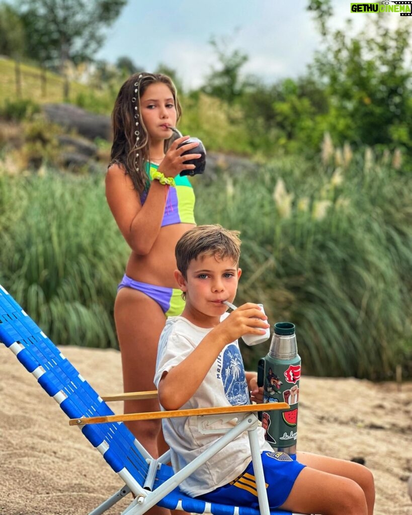 Sabrina Rojas Instagram - Algunas fotos de una etapa inolvidable que se termina en Carlos Paz . Compañeros más lindos no pude tener . Gracias Pedro y Pau por ser tan hermosos amigos arriba y abajo del escenario, por dejarles a mis hijos momentos que va a quedar para siempre en nuestro recuerdos Gracias Eze Corbo y Fede Hoppe, amé trabajar con ustedes . Pachu, Rodri , Camilo y Miche del amor , los quiero !!! Y el súper equipazo de producción con la potra de Gladys , Rubén , Fran , Brian . Y Diego Rinaldi de mi vida , que lindo conocerlos . Me voy muy feliz 🤍 @chavespauok @pedroalfonsoo @pachu_pena @_rodrinoya @camilonicolasok @michemasson @gladysragona @francaivano @rubenzas @brianliberti @diegomartinrinaldi ♥️