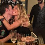 Sabrina Rojas Instagram - Algunas fotitos de un viaje inolvidables que nos regala la vida a través de esta hermosa obra que hacemos con tanta pasión @desnudosteatrok Gracias Paraguay por todo el amor que nos dieron . Hasta pronto ! Y a mis compañeros, gracias por tantas carcajadas !!! Soy feliz con ustedes . Somos el equipo del amor ♥️