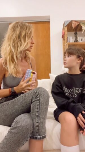 Sabrina Rojas Instagram - Si tus hijos tienen entre 13 y 17 años, abriles una cuenta en @mercadopago.arg. Van a poder transferir y recibir plata, pagar con QR y tener su primera tarjeta gratis.
