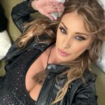 Sabrina Salerno Instagram - Tonight on @bailacomopuedas_tve Cosa succederà?!? Non importa cosa balli e nemmeno come balli, se ti rende felice balla e basta!!! Così è stato per me… legamenti a parte… #spain🇪🇸 @zeppelintv