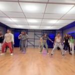 Sabrina Salerno Instagram - E’ stato un compleanno magico ,direi speciale … grazie alla mia french family!!! Grazie al magnifico pubblico di Le Mans !!! E grazie a tutte quelle persone che mi hanno scritto dimostrando affetto e stima ..ci voleva proprio !!!❤️ Purtroppo l’anno non è cominciato molto bene , dalla rottura dei legamenti al peggioramento generale delle ginocchia. Partecipare ad un programma di ballo e infortunarsi al secondo giorno, non è proprio il massimo della vita. Oggi ne sto pagando amaramente le conseguenze per aver perseverato . Col senno di poi , avrei dovuto abbandonare il programma… ma la mia tenacia e testardaggine hanno avuto la meglio… avrei dovuto ascoltare il mio corpo e non il mio orgoglio. Inizio la gallery con una foto fatta a gennaio, poco prima di partire per la Spagna … Nonostante tutto , la mia natura mi porta sempre a cercare di vedere il positivo anche nelle situazioni che mi fanno stare male.