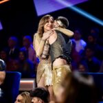 Sabrina Salerno Instagram - Al secondo giorno del programma televisivo spagnolo @bailacomopuedas_tve mi sono rotta il crociato anteriore. Nonostante il dottore mi avesse detto che non avrei potuto ballare, ci ho provato. Ringrazio di cuore il mio ballerino che ha fatto di tutto per mettermi in protezione con coreografie non troppo complicate. Quello di questa sera è il nostro primo ballo… cosa succederà? El segundo día de « Baila Como Puedas », me rompí el ligamento cruzado anterior. A pesar de que el médico me dijo que no podría bailar, lo intenté. Agradezco de todo corazón a mi bailarín que hizo todo lo posible para protegerme con coreografías no demasiado complicadas. Esta noche es nuestro primer baile juntos... Que sucederá ? Vi aspetto questa sera su @la1_tve_ @zeppelintv