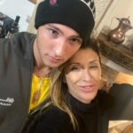Sabrina Salerno Instagram - Ringrazio l’universo per avermi dato la fortuna di essere, in questa vita , la tua mamma!!! Buon compleanno!!! Lo so… a volte sono una coperta un po’ pesante…😂 e tu hai già vent’anni!!! ❤️